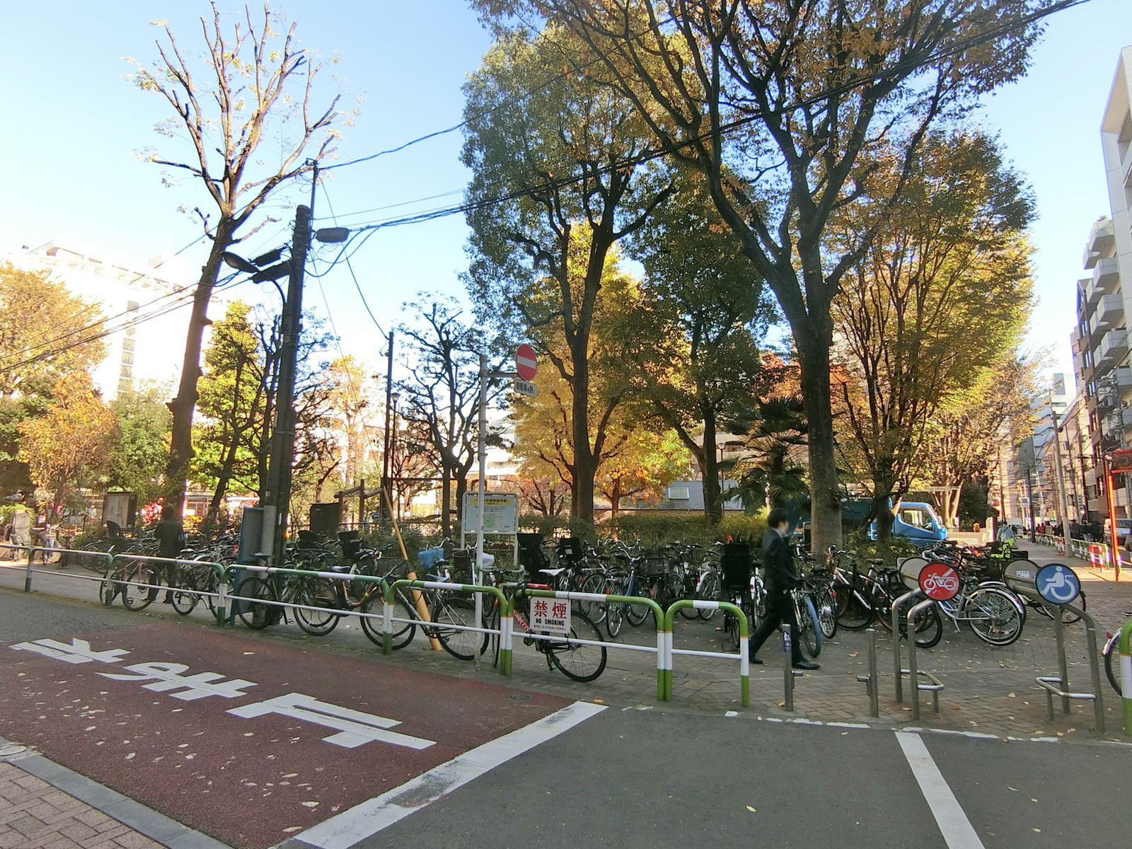 並びの新宿区立花園公園