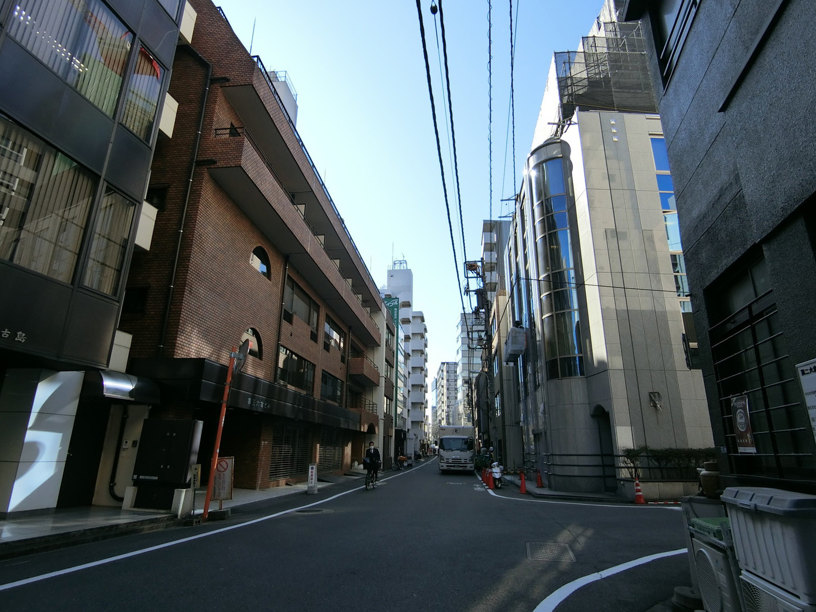 長尾ビル前面の通り
