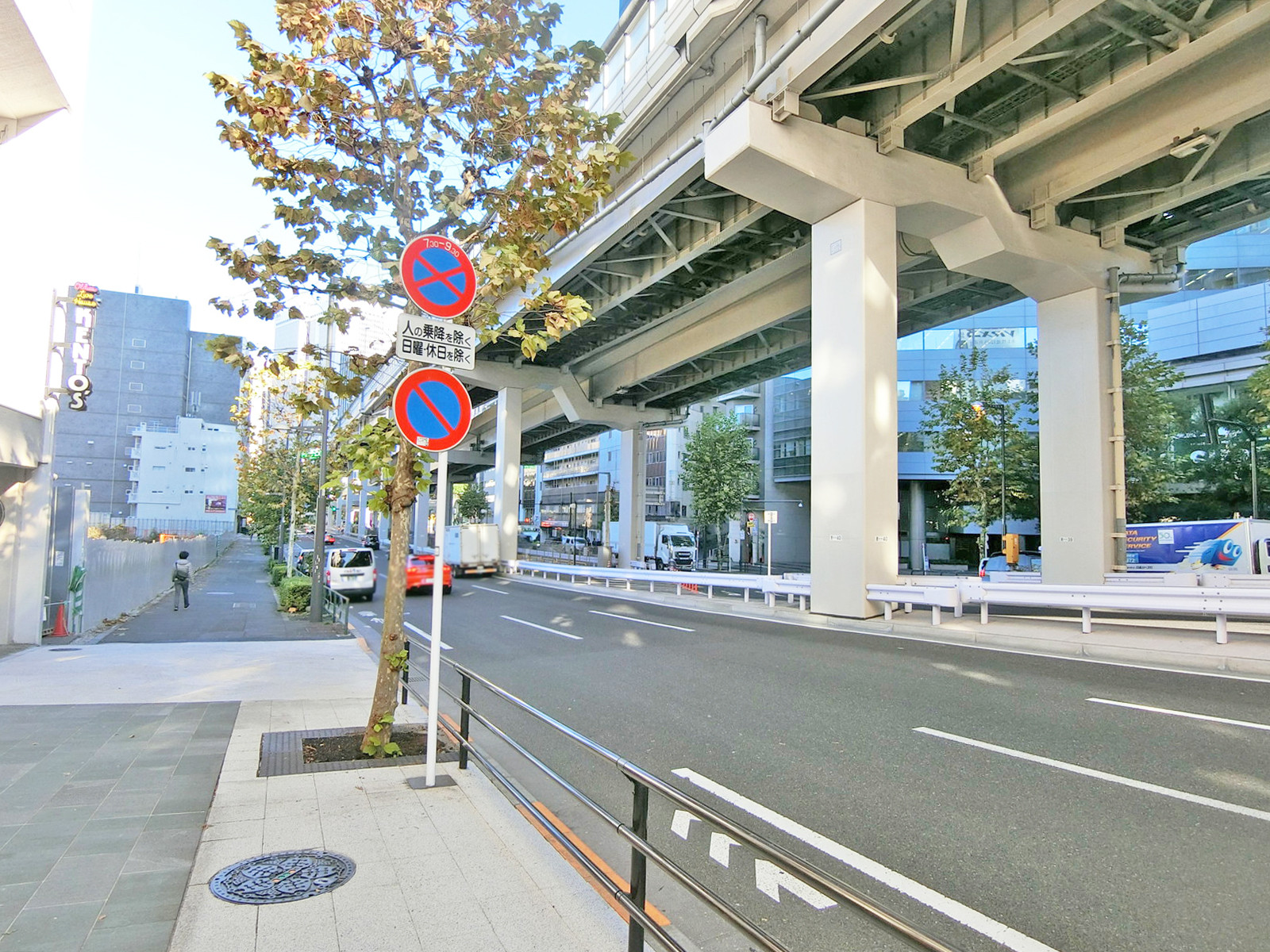近くの六本木通り