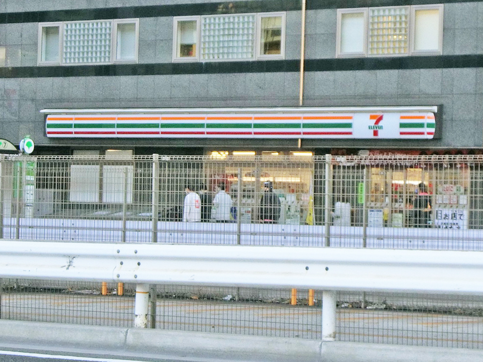 徒歩2分のセブン-イレブン 六本木3丁目店