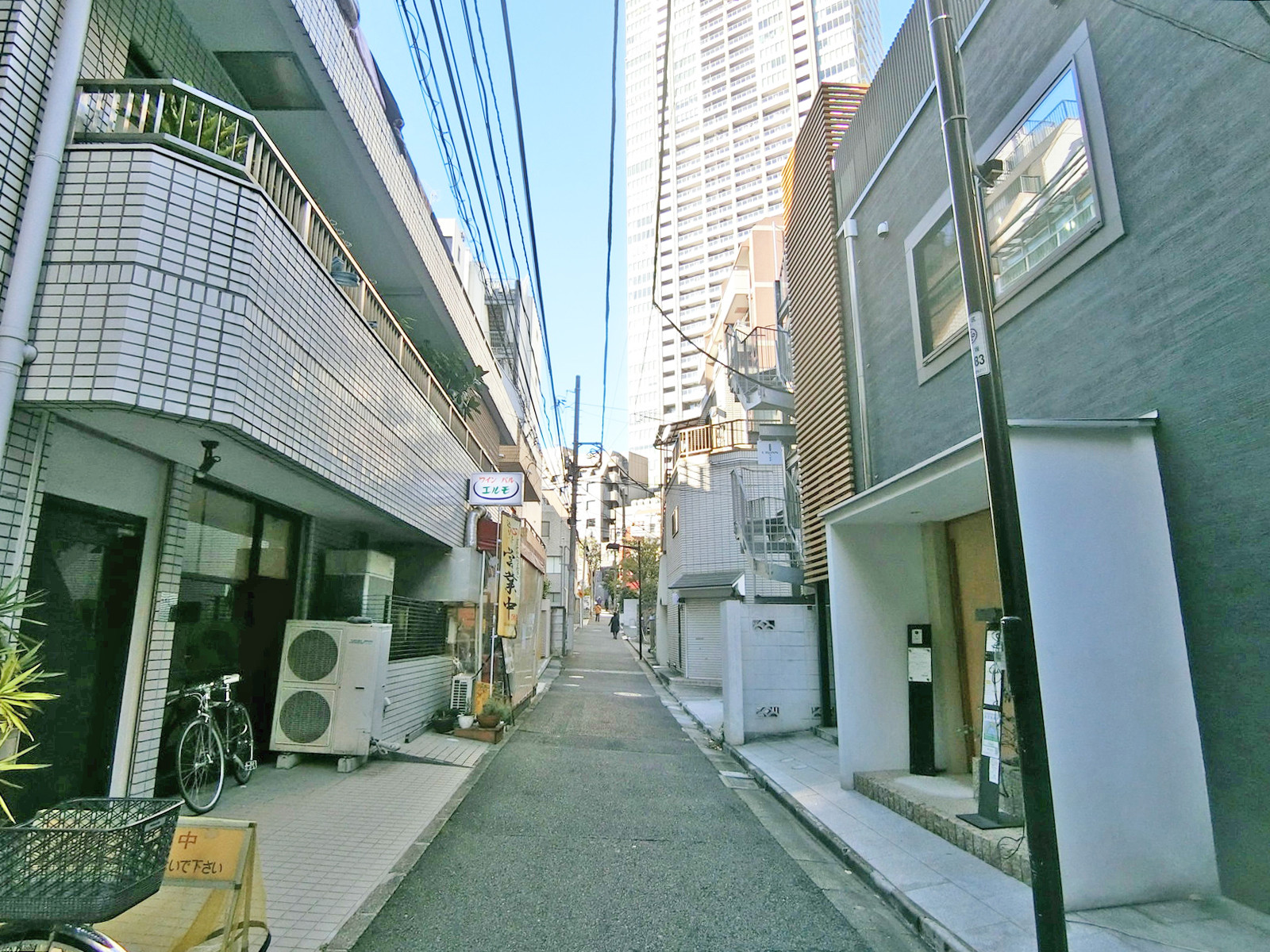 周辺は住宅街
