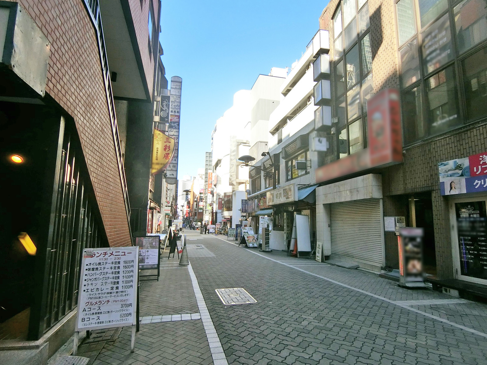 福富ビル前面の赤坂みすじ通り