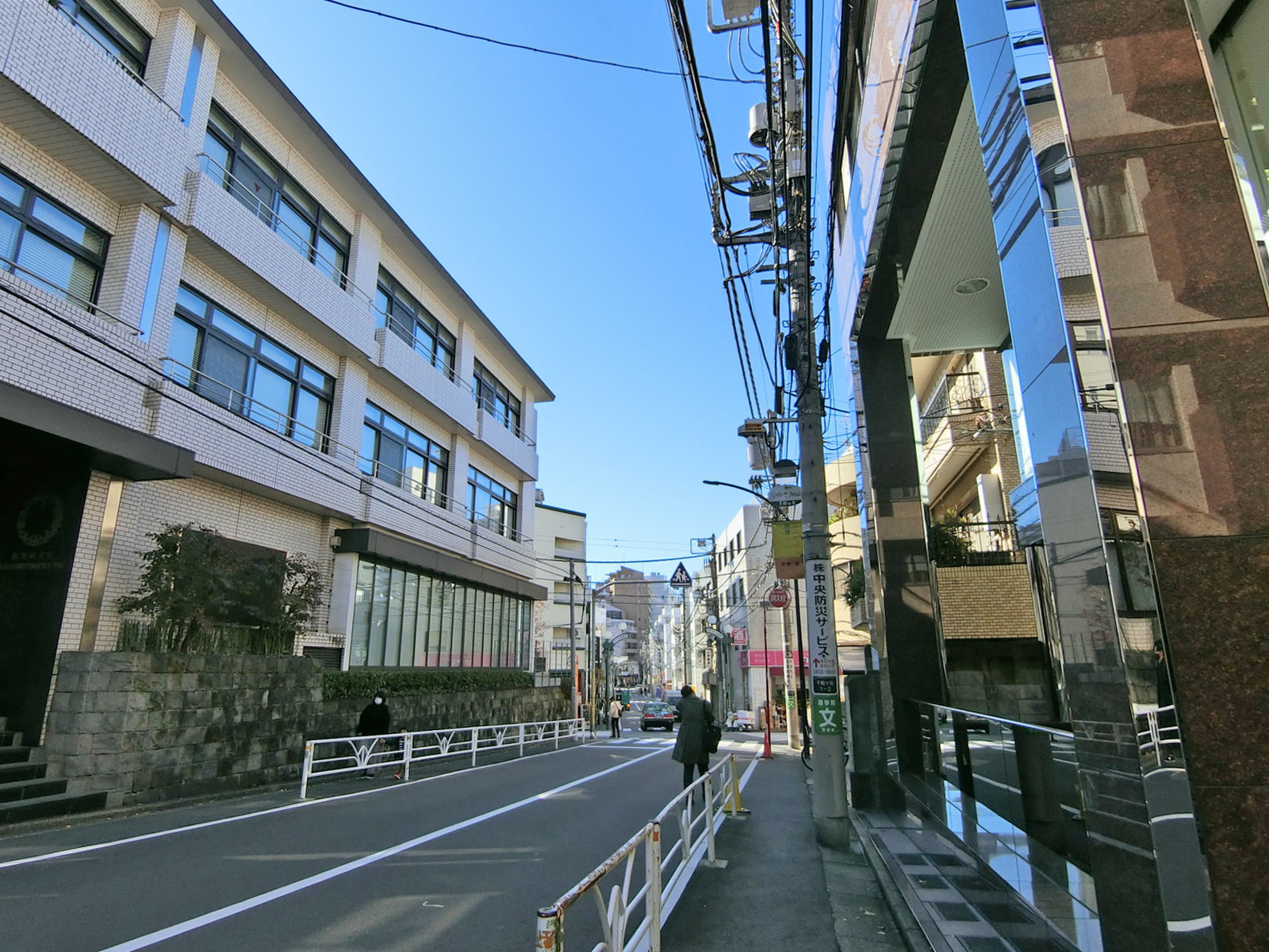 アイエヌビル前面の通り