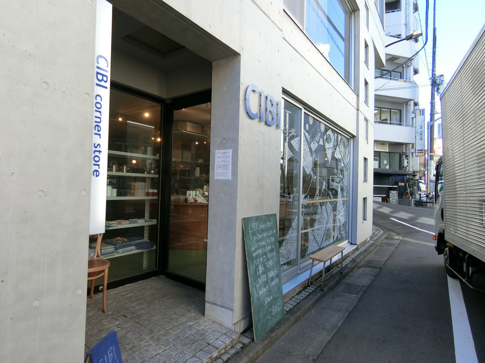 周辺には飲食店が点在