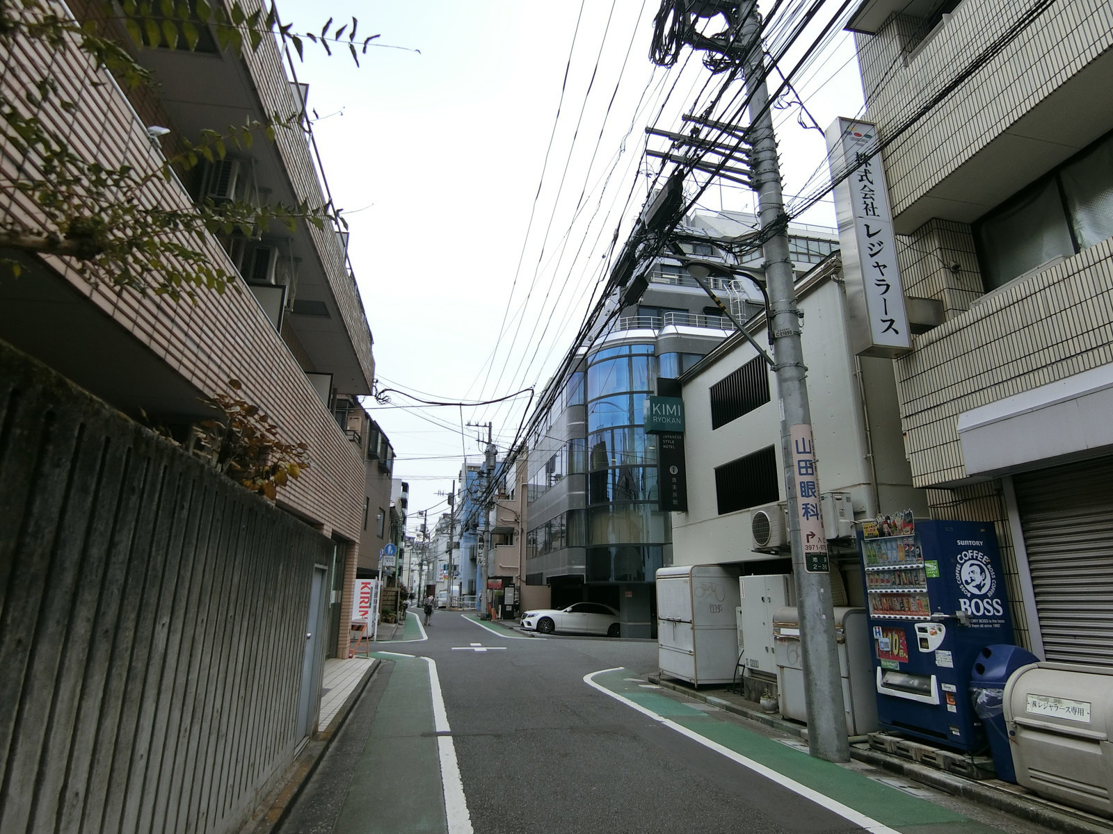 アークビル前面の通り