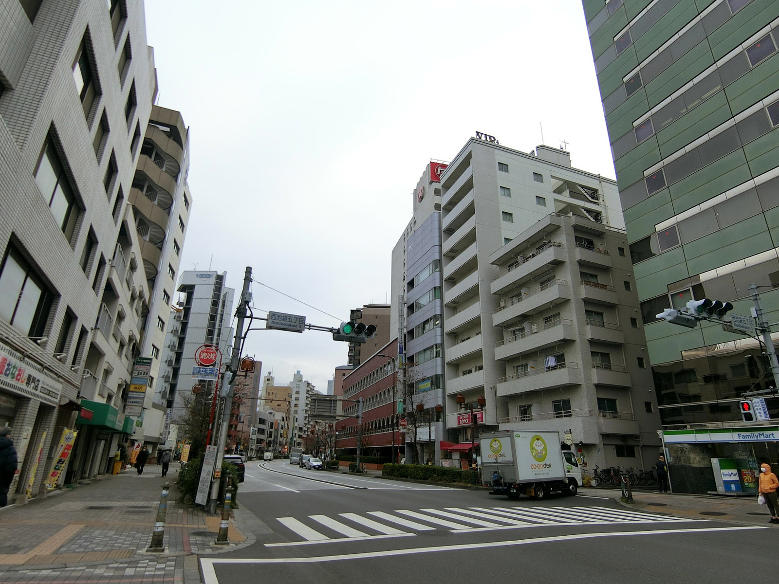 東海池袋ビル前面の通り