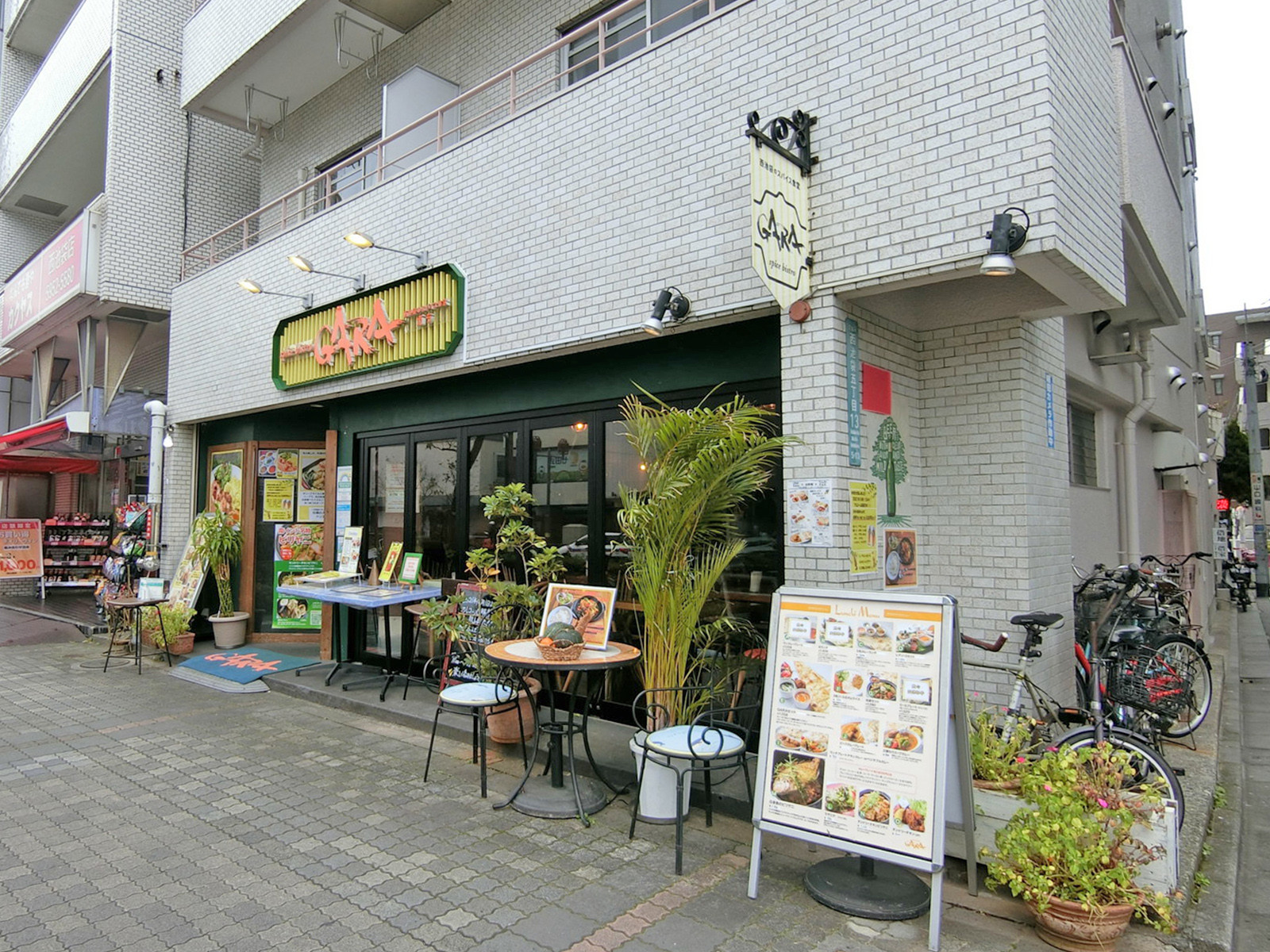 付近には飲食店があり