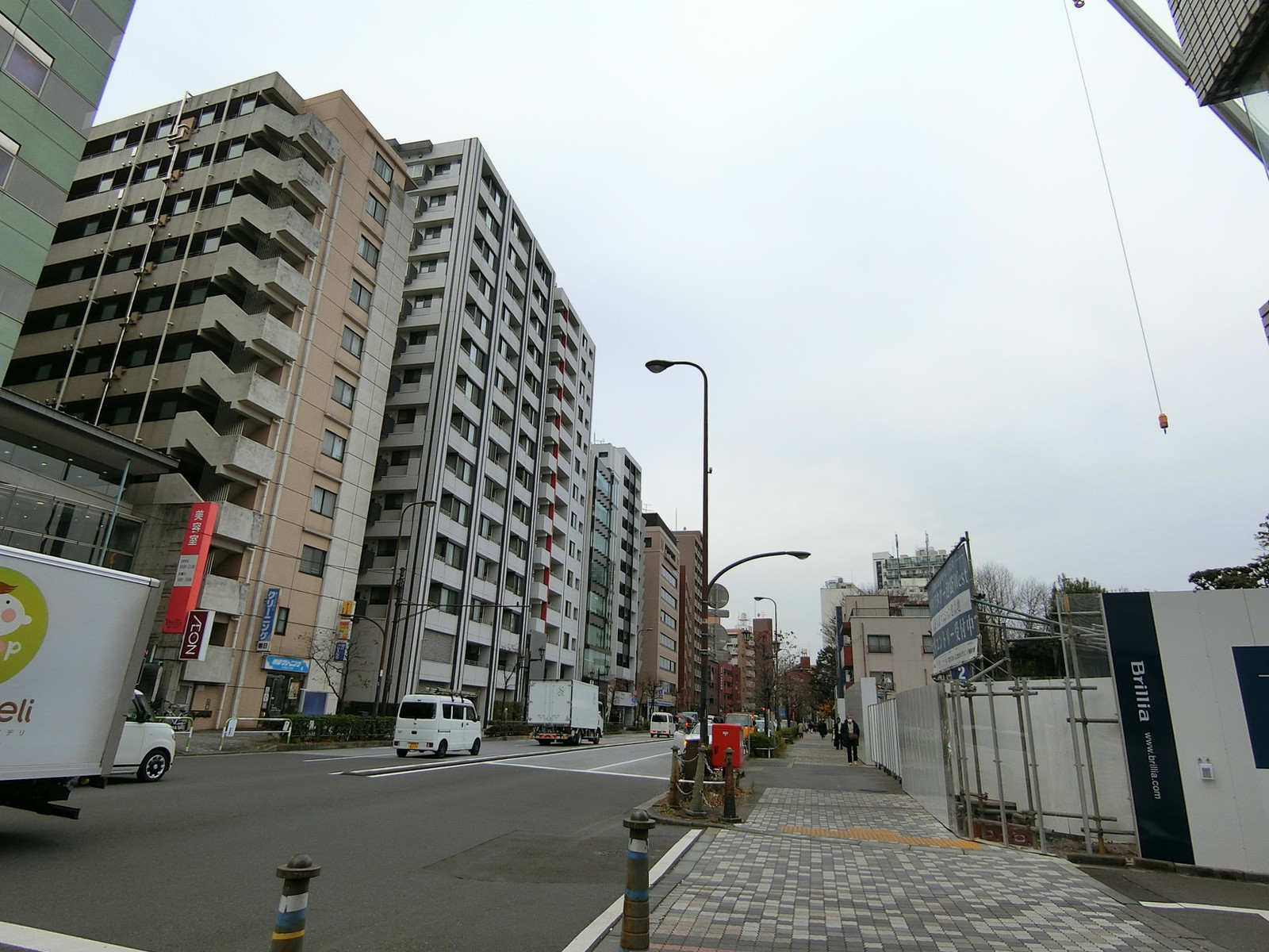 創業新幹線ビル前面の通り