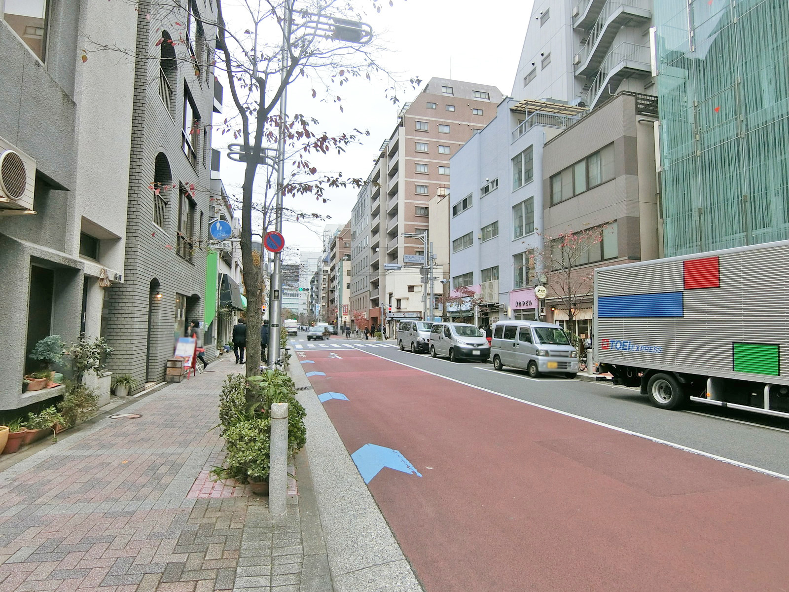 浜松町ウエストビル前面の通り