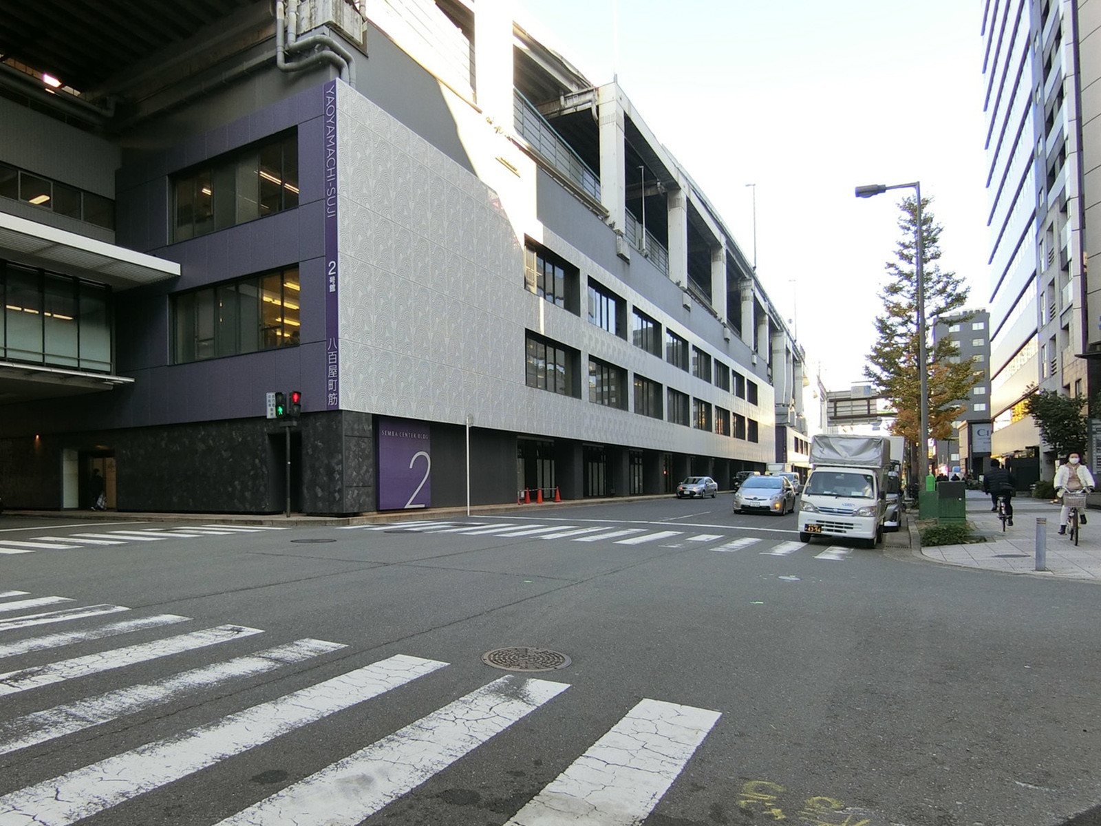 東本町ビル前面の中央大通り