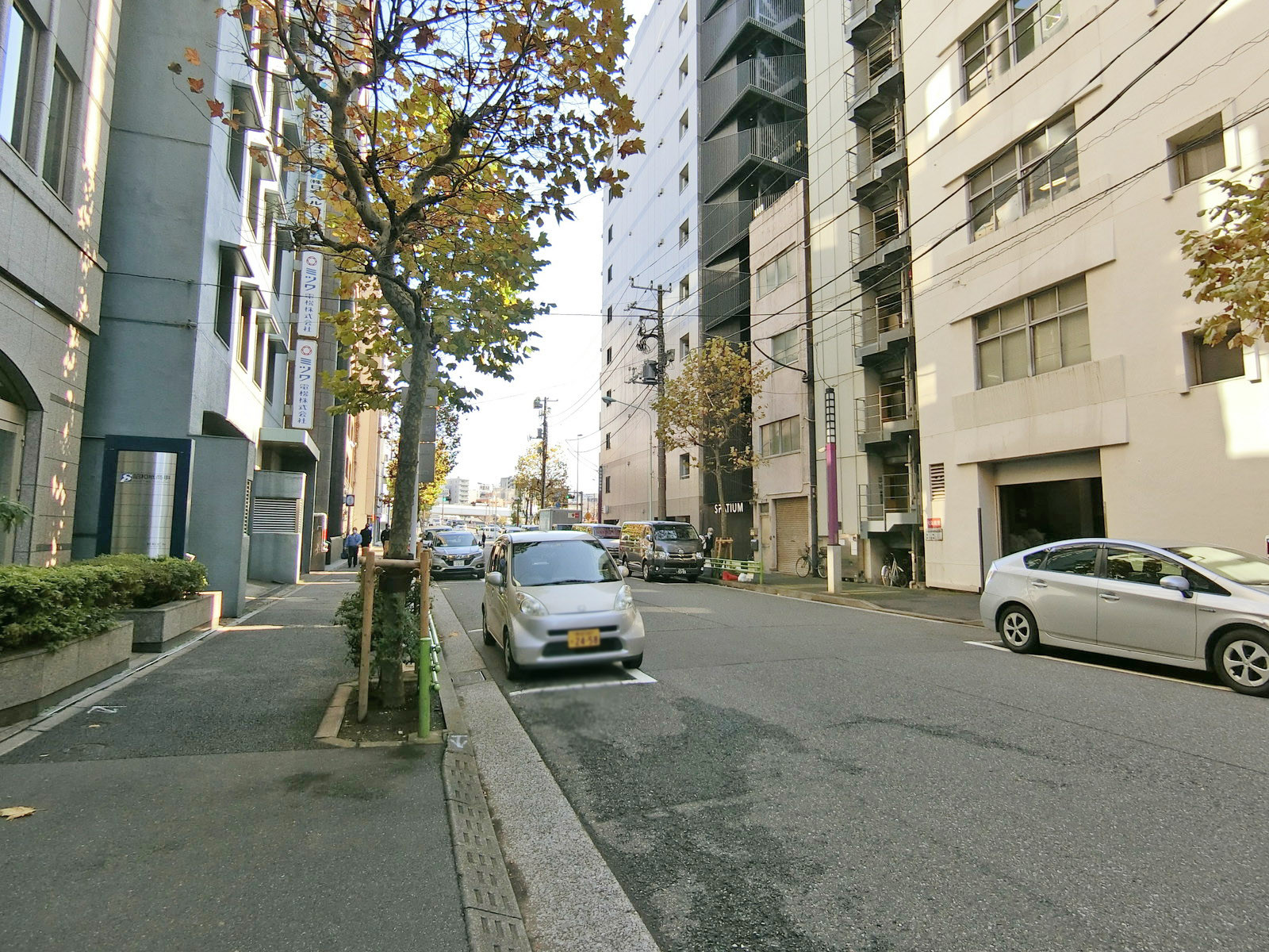 昭和ビル前面の通り