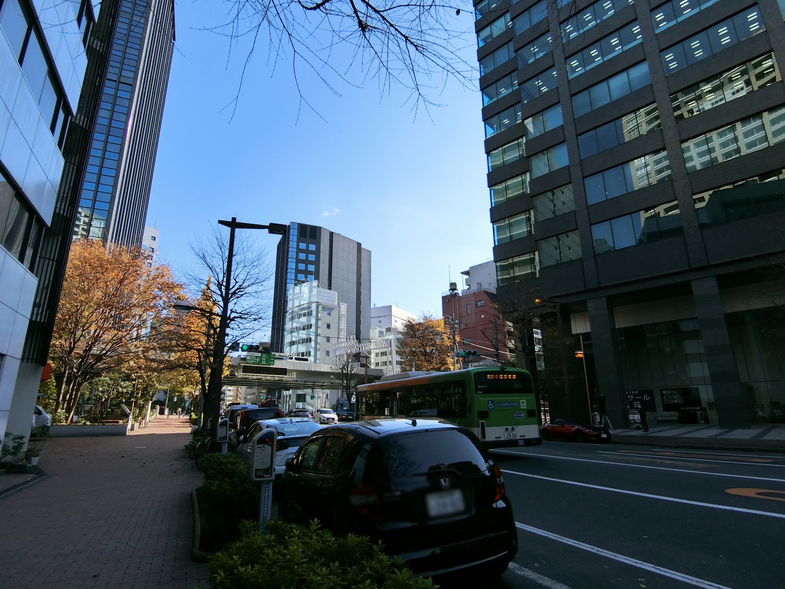 オフィスビル前面の通り