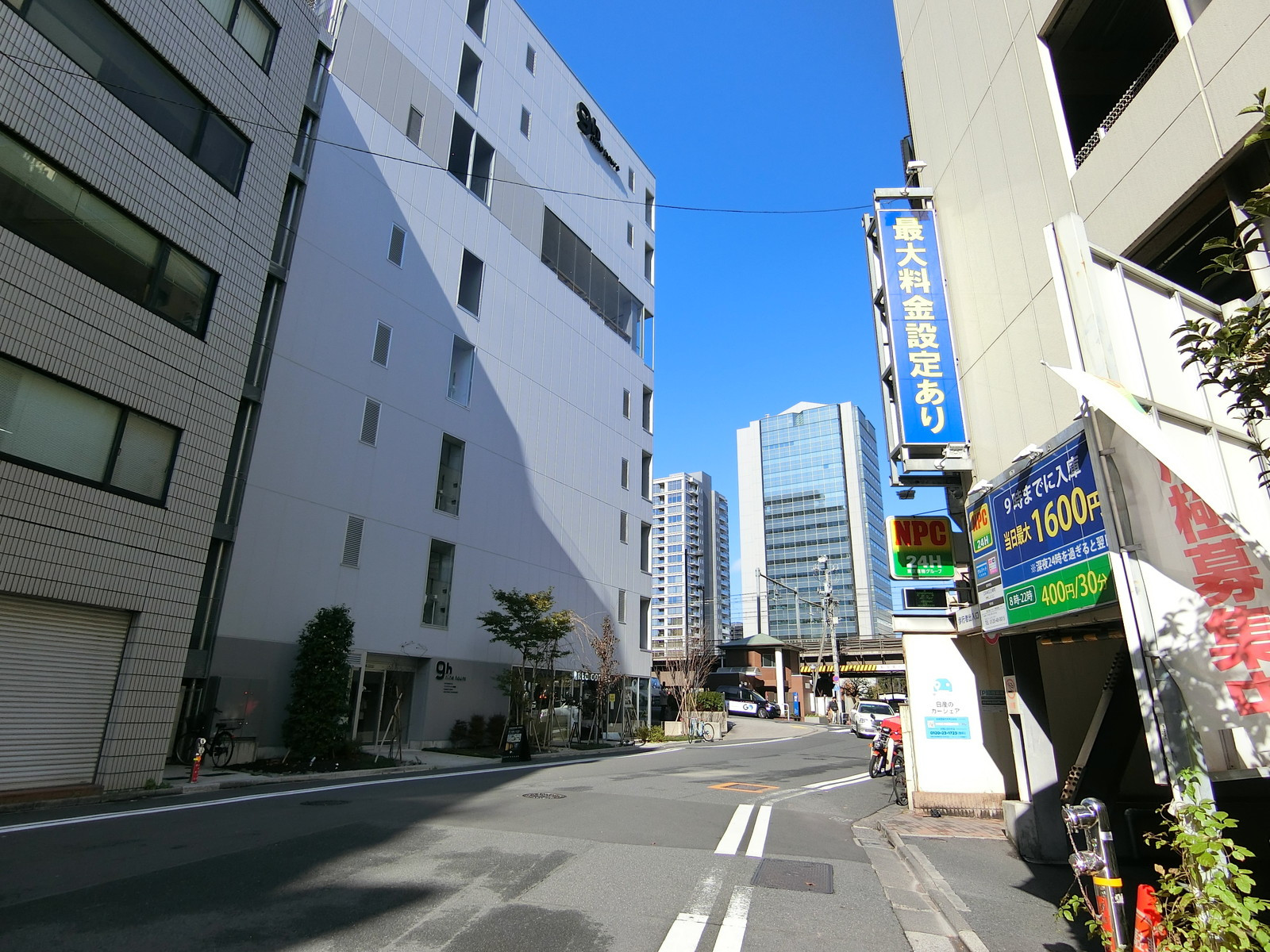 オフィスビル前面の通り