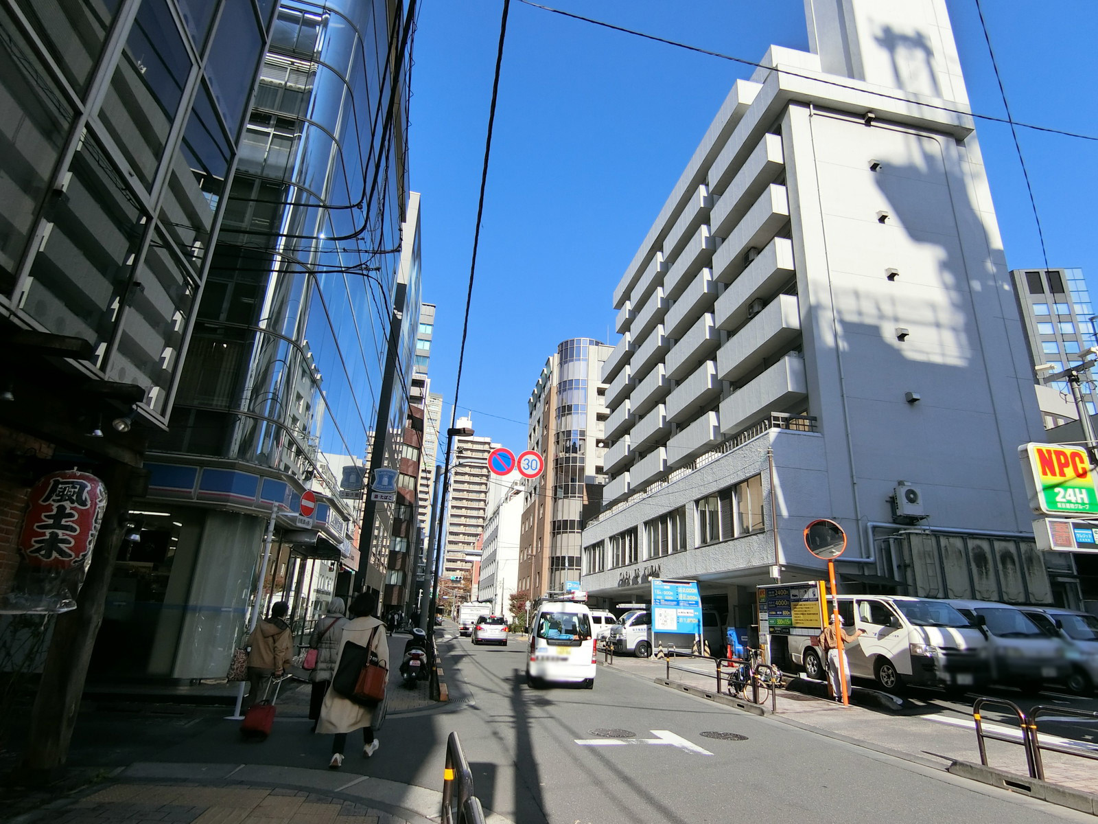 オフィスビル前面の通り