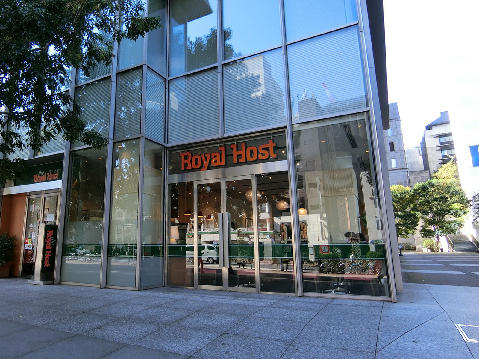 近くにあるロイヤルホスト九段下店