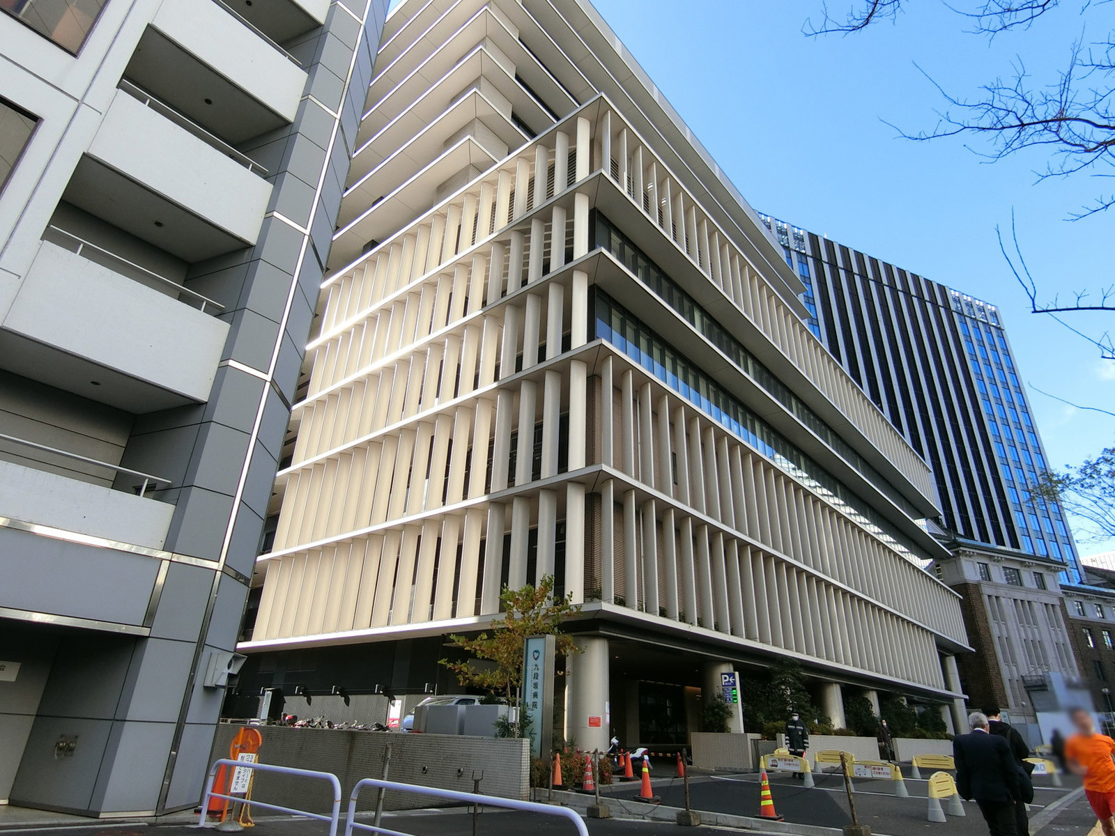 向かいの九段坂病院
