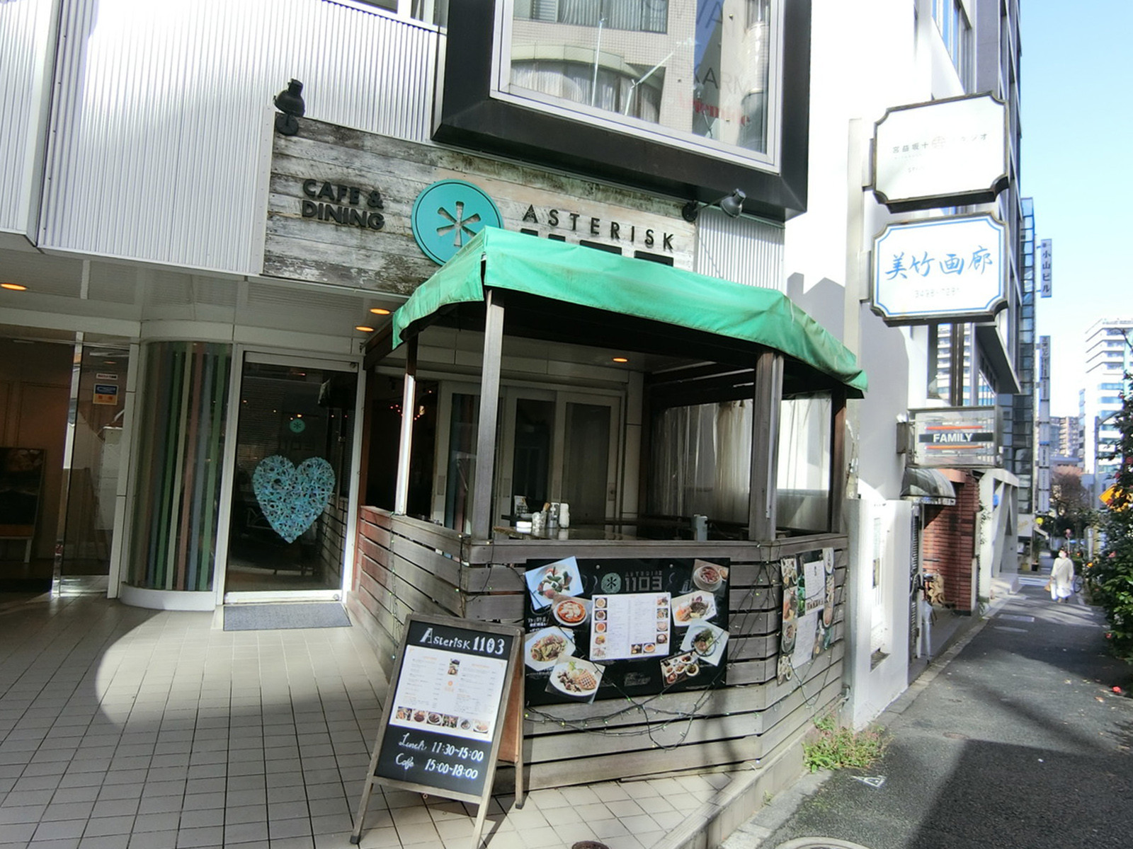 周辺には飲食店が点在