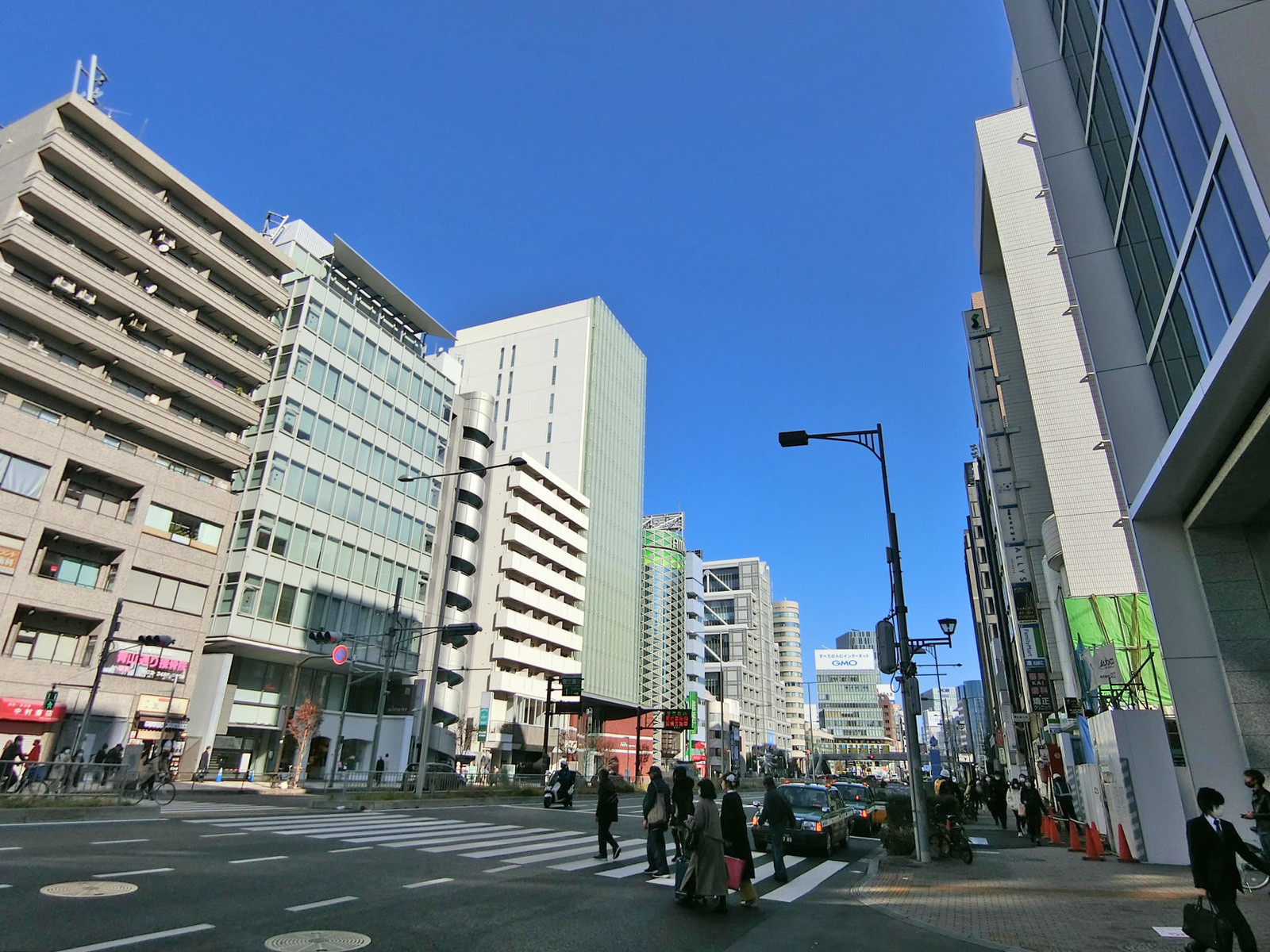 青山小林ビル前面の青山通り