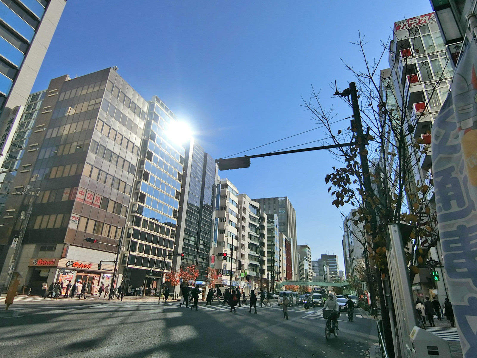 渋谷アサヒビル前面の明治通り