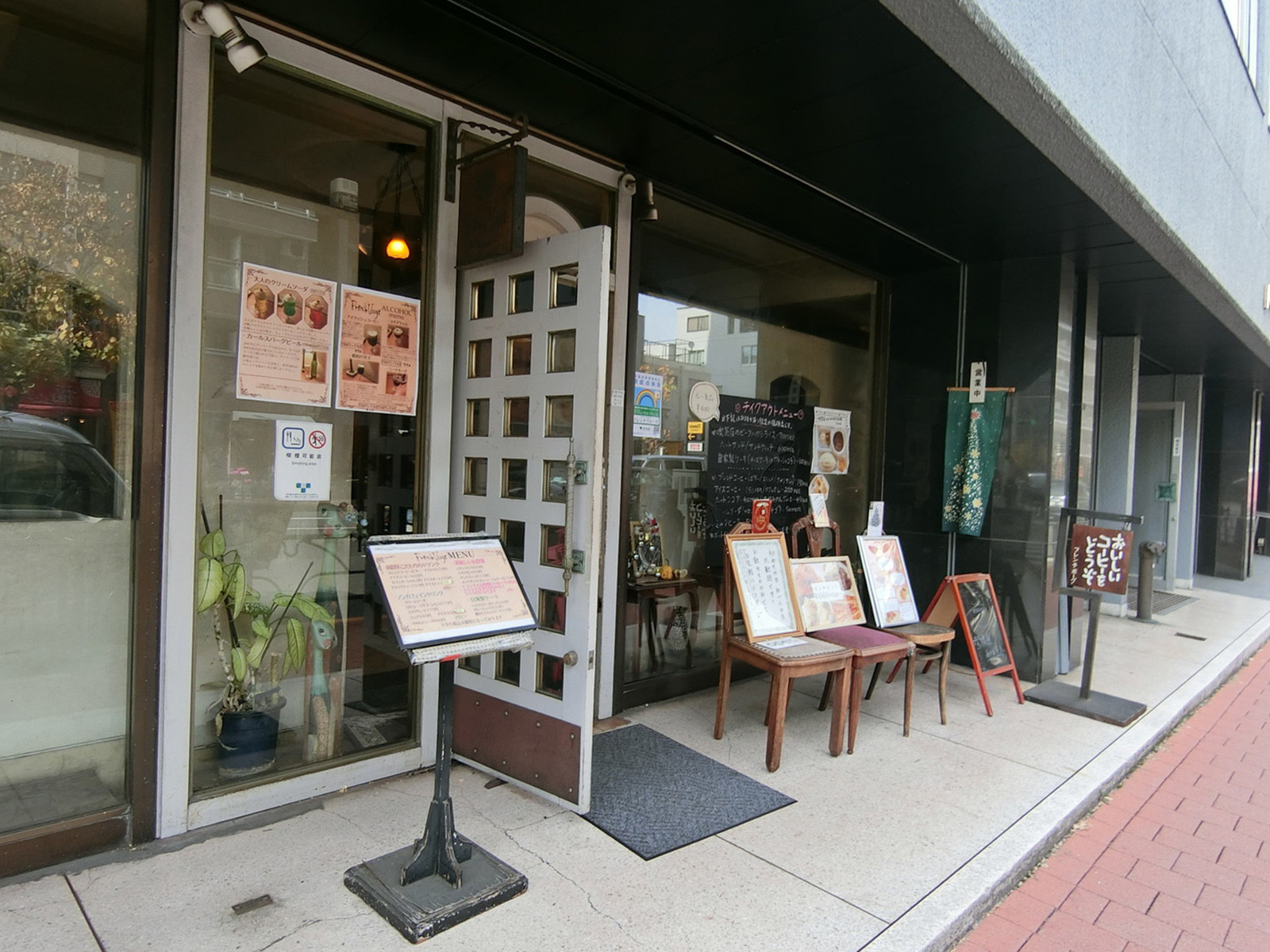 周辺には飲食店が点在