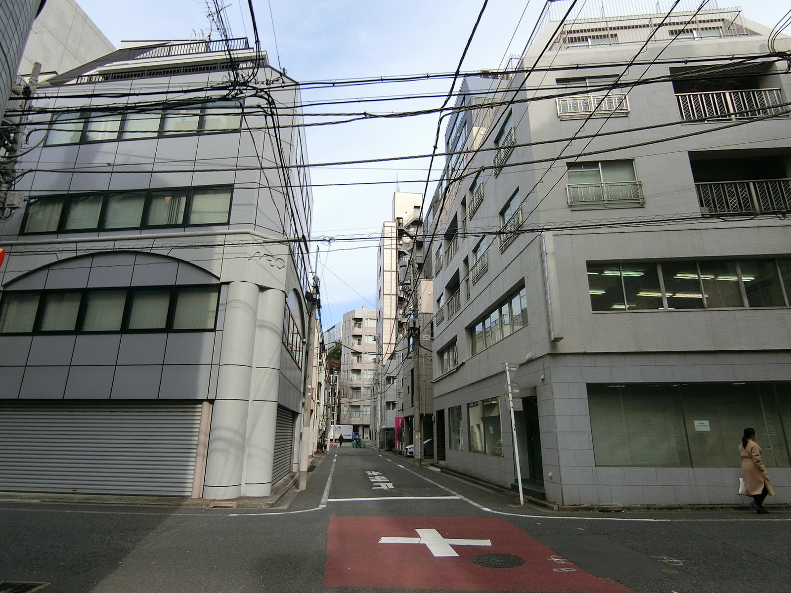 オフィスビル前面の通り