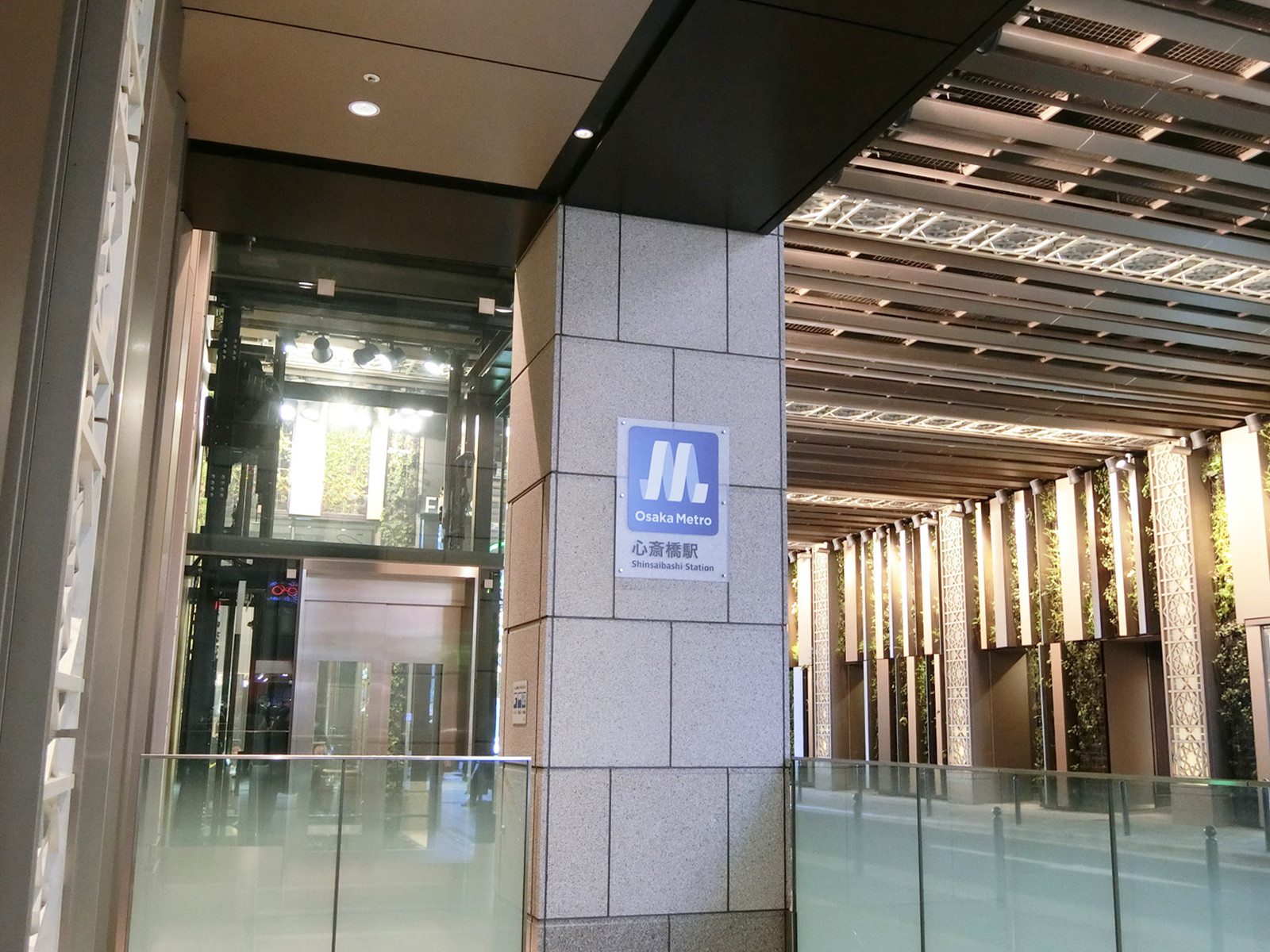 最寄りの「心斎橋駅」