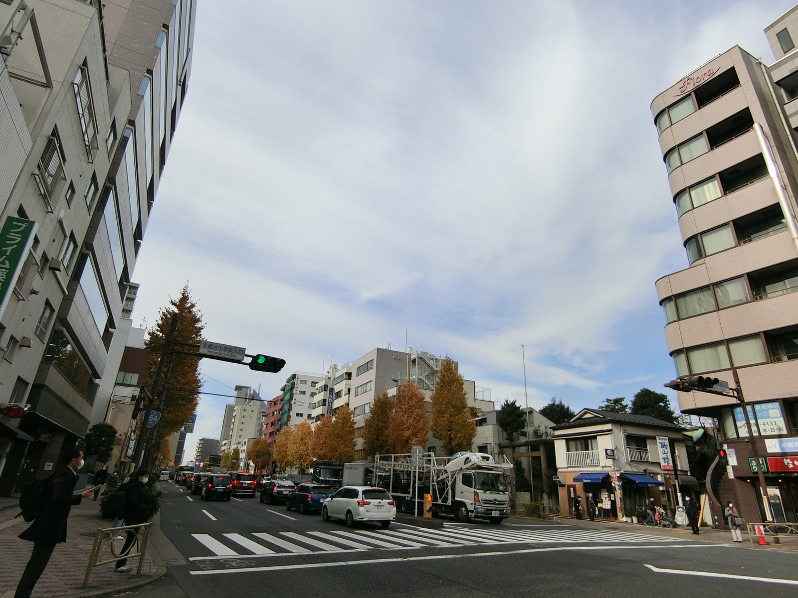 富澤ビル前面の春日通り