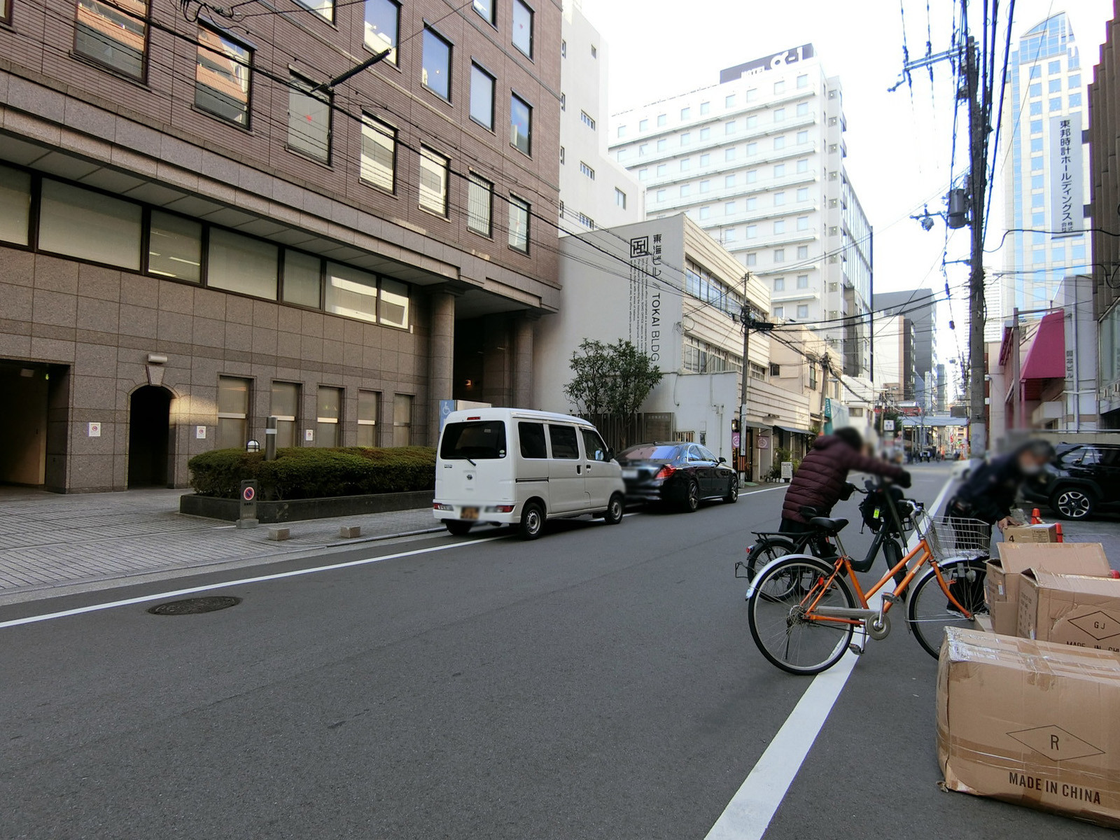 オフィスビル前面の通り