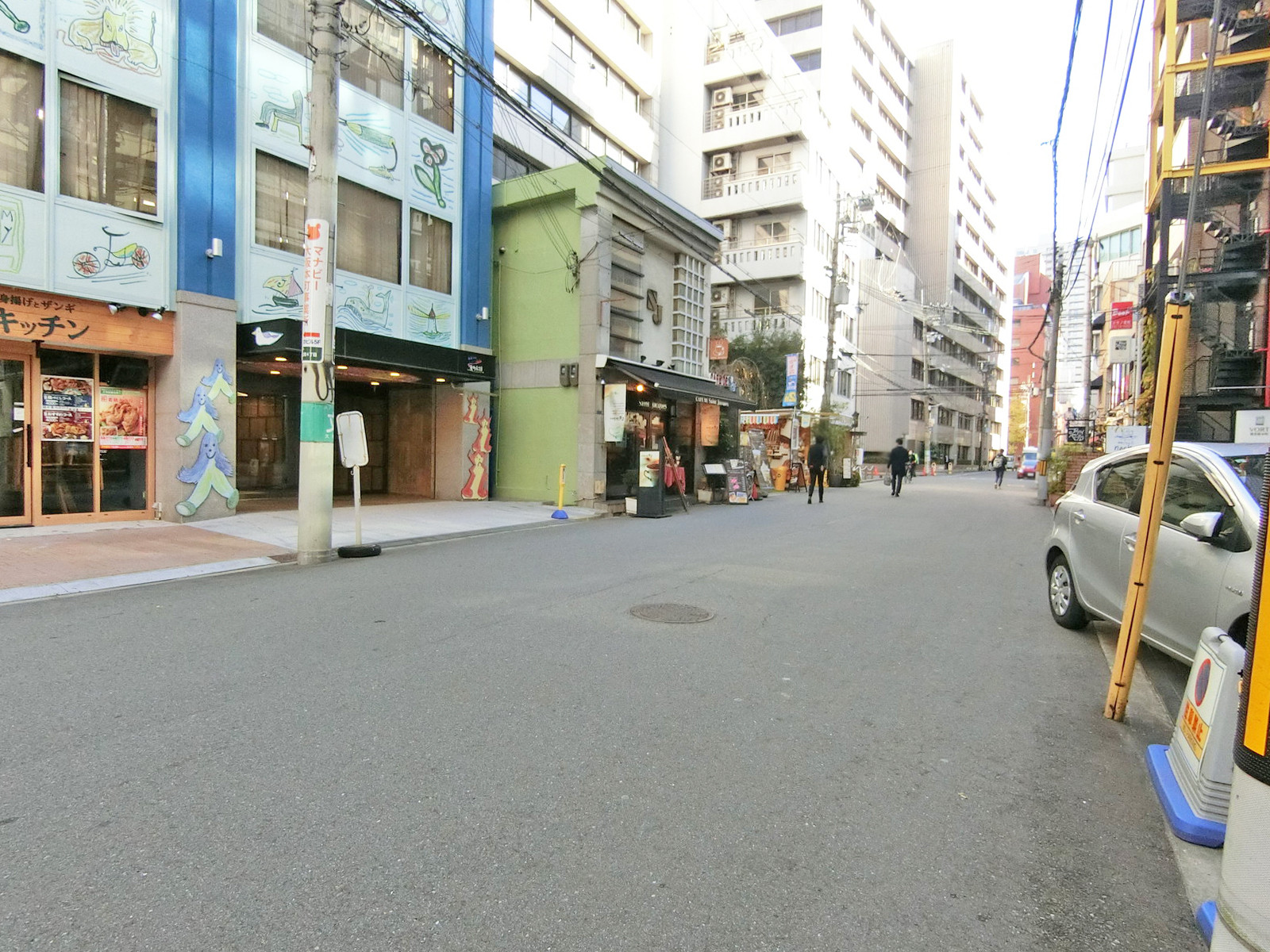 アトラスビル前面の通り