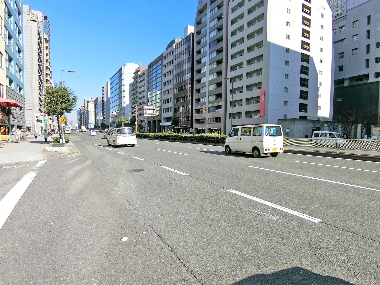 大浦ビル前面の谷町筋