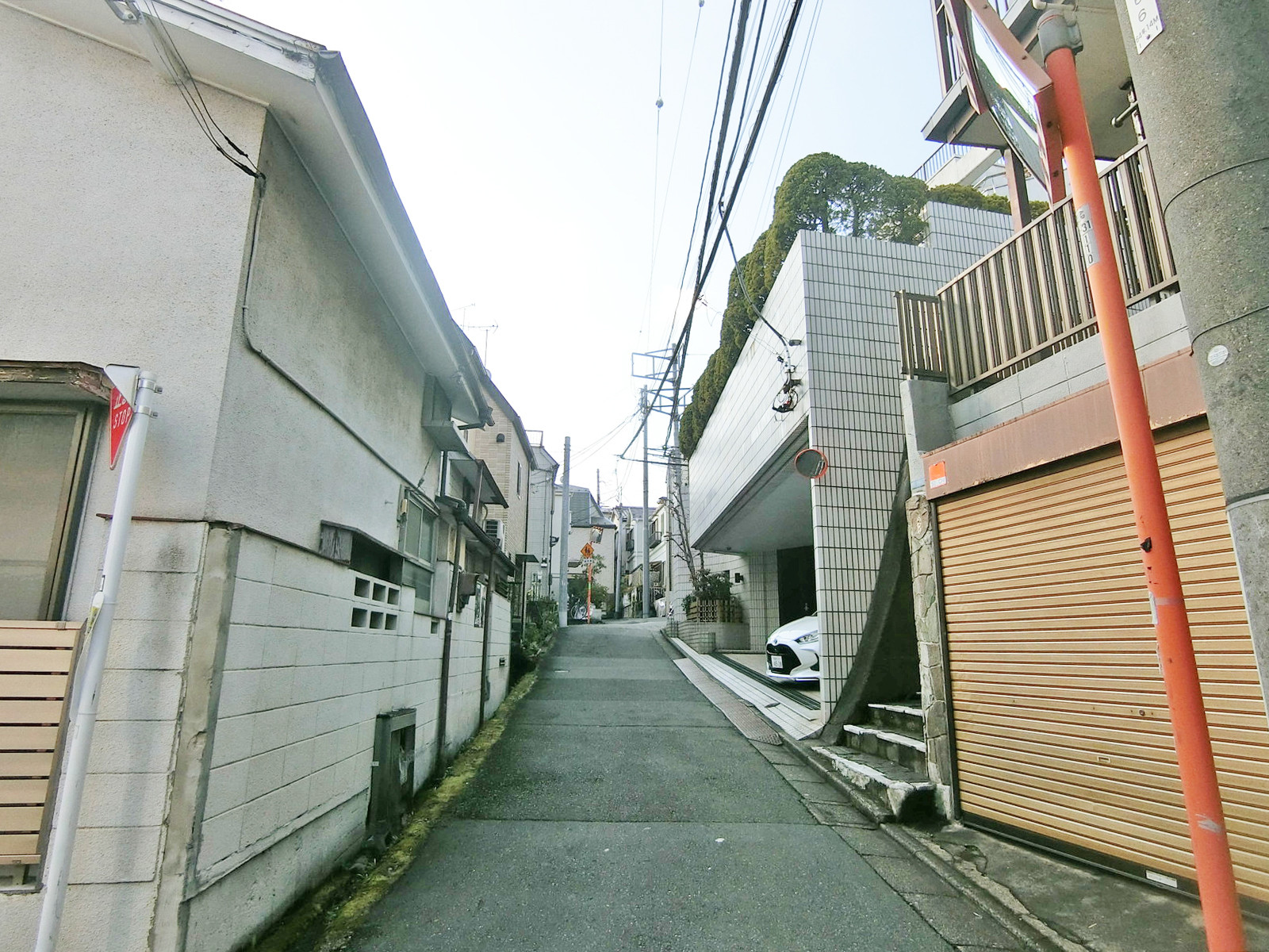 周辺は住宅街