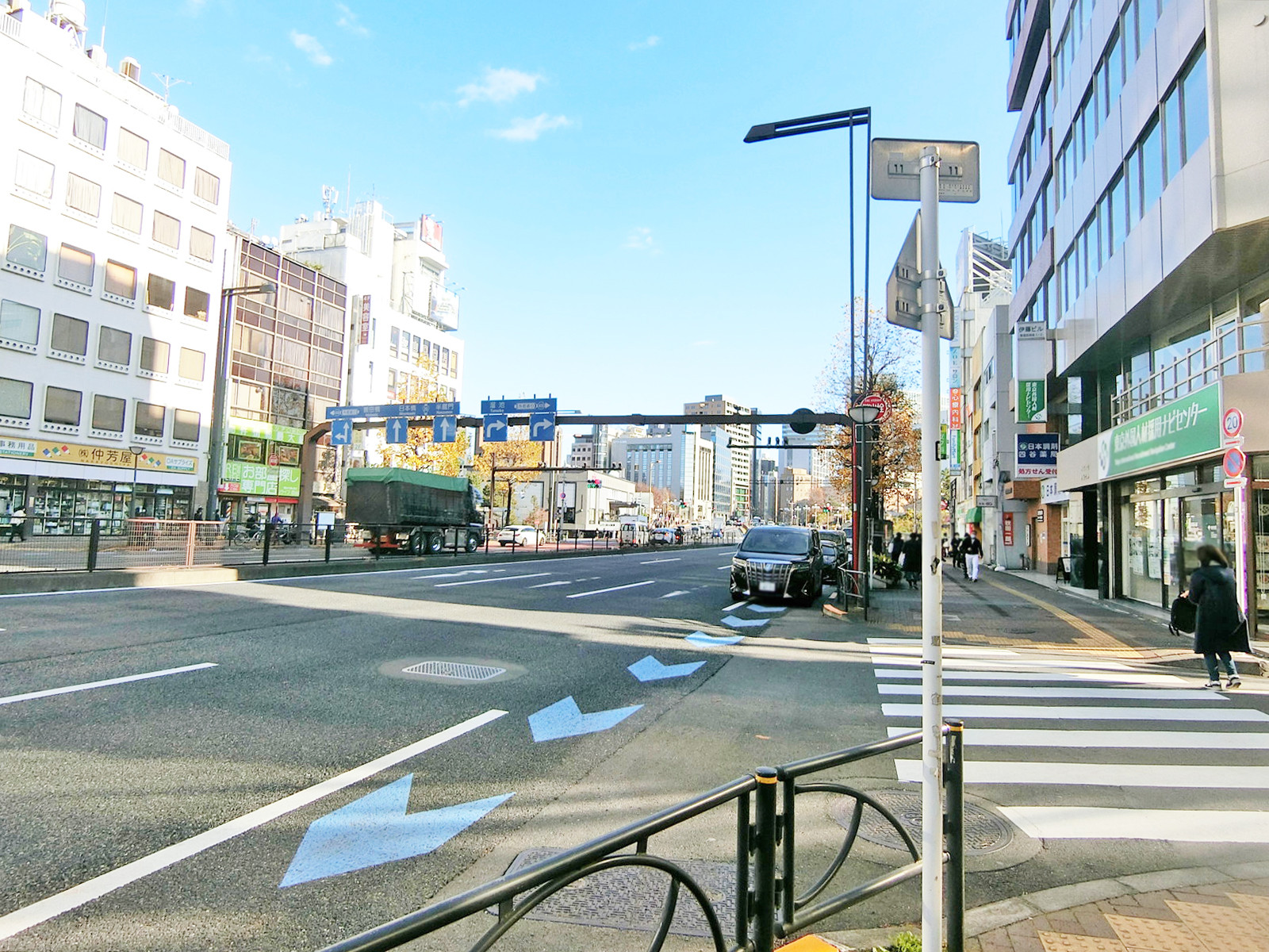 四ツ谷一丁目ビル前面の新宿通り