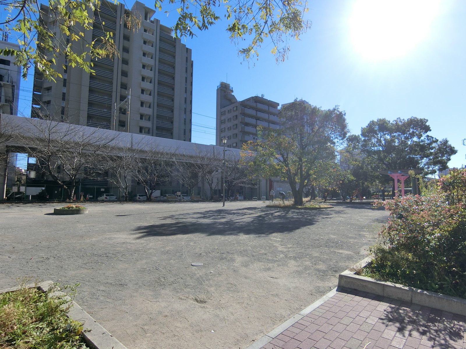 隣の鈴ヶ森道路児童遊園