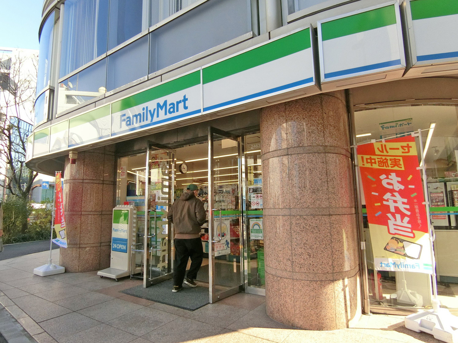 徒歩1分のファミリーマート