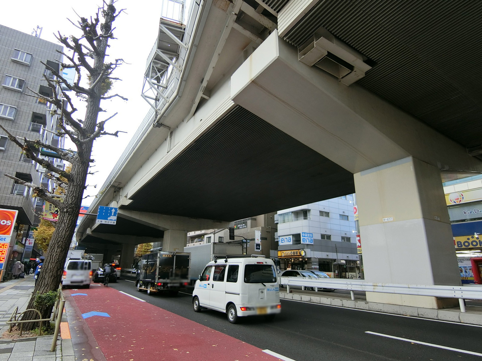 アルコ駒沢ビル前面の玉川通り