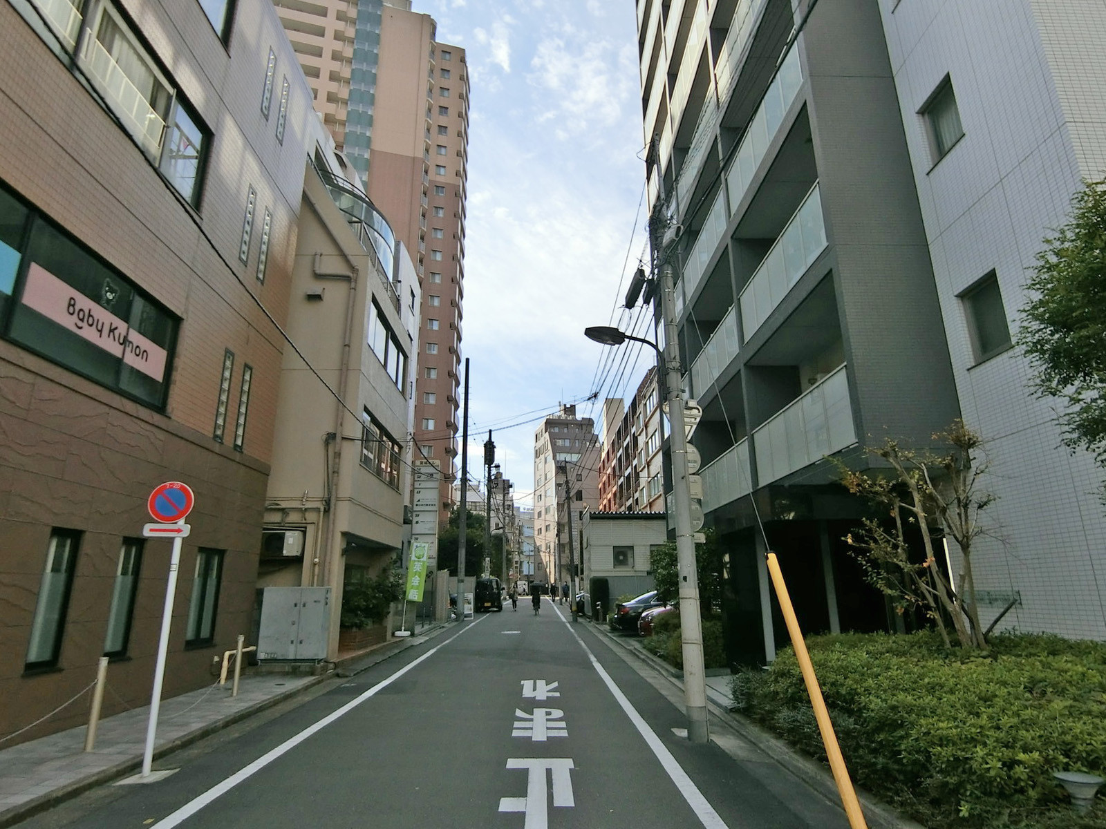 プリモプラートビル前面の通り
