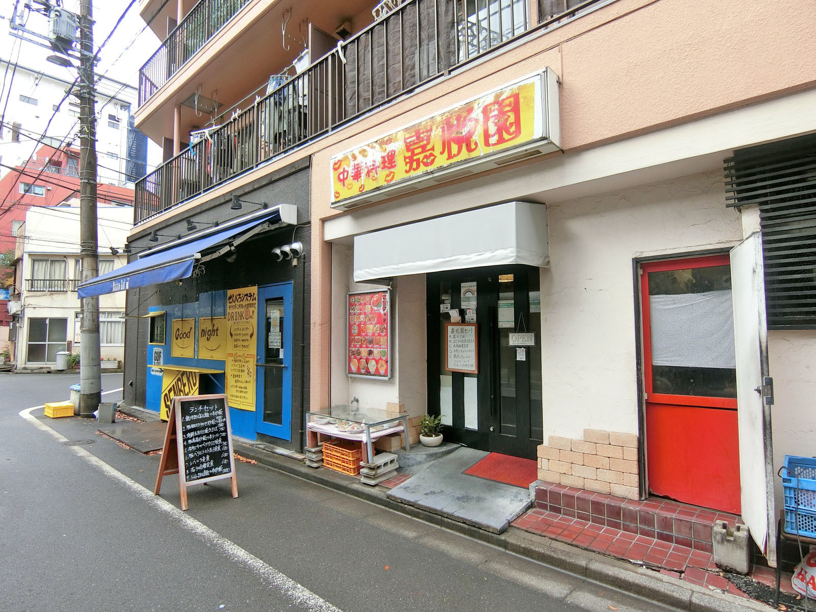付近には飲食店が充実