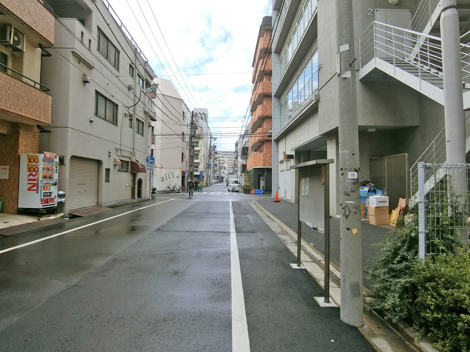 SUNRISE BLDG前面の通り