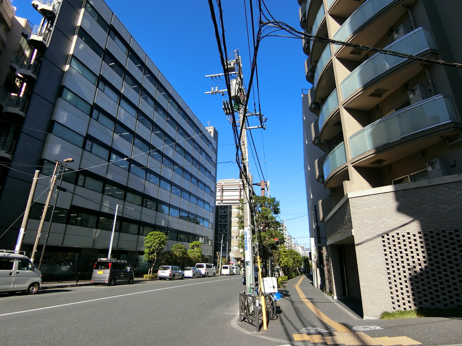 住友成泉小石川本館ビル前面の通り