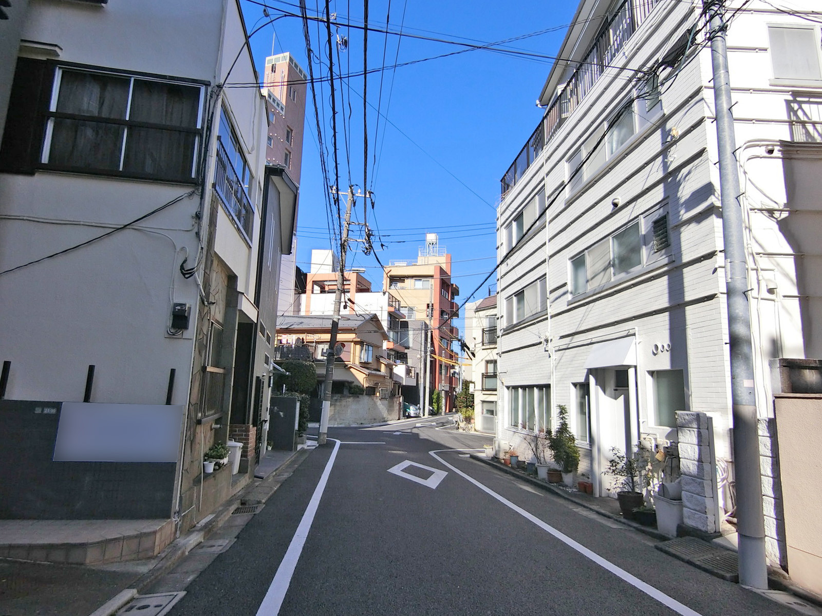 和円教育学院ビル前面の通り