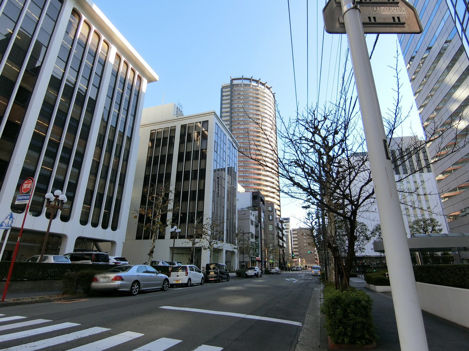住友商事神田和泉町ビル前面の通り