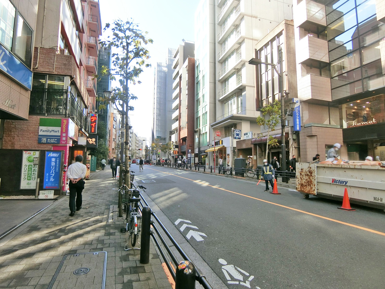 アスモビル前面の赤坂通り
