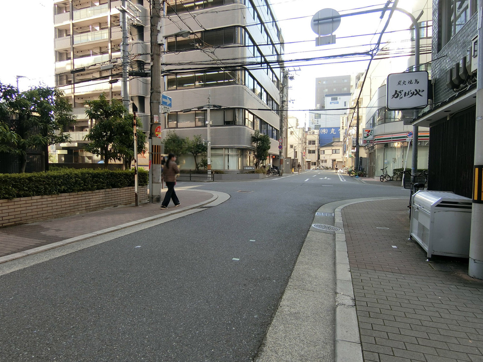 デュプロ本社ビル前面の通り