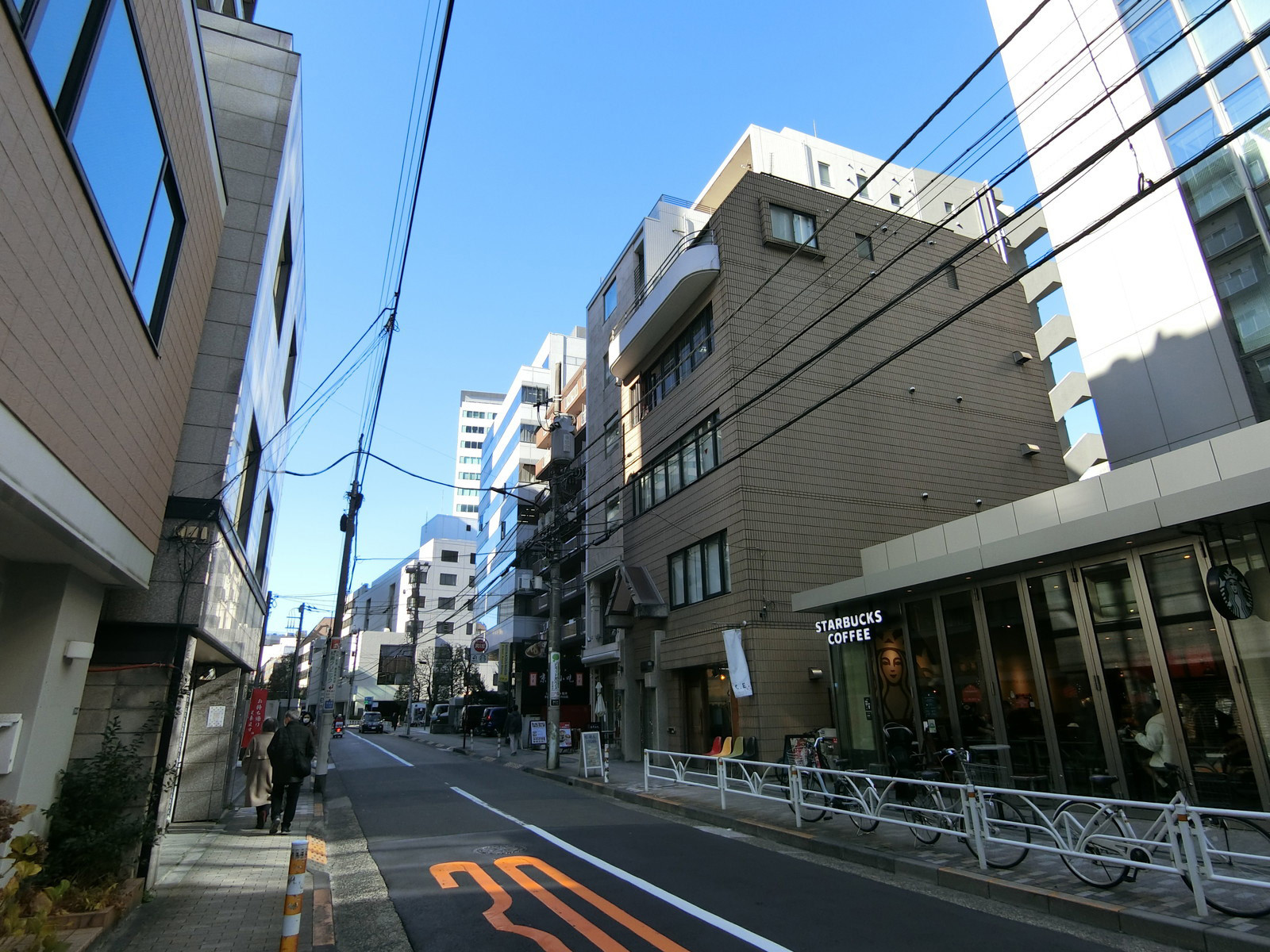 シーダモントビル前面の通り