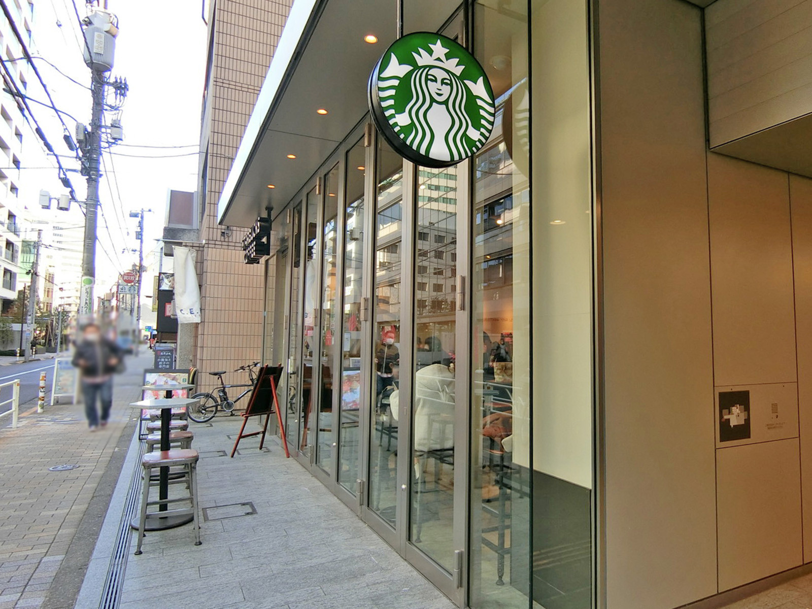 隣のスターバックスコーヒー