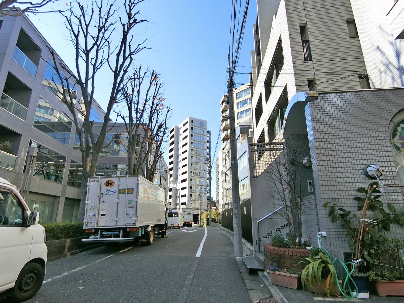 六鴨ビル前面の通り