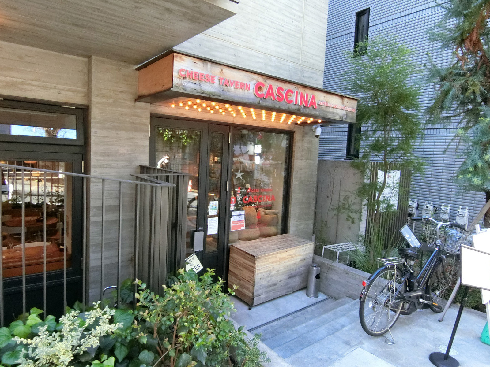 付近には飲食店があり