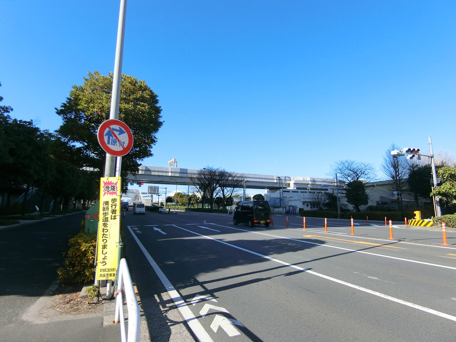 リバーサイド隅田セントラルタワー前面の明治通り