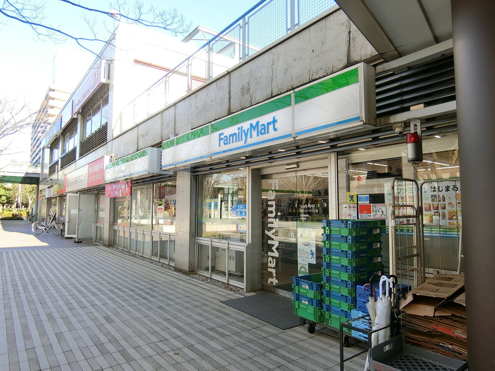 徒歩3分のファミリーマート 坪田リバーサイド店
