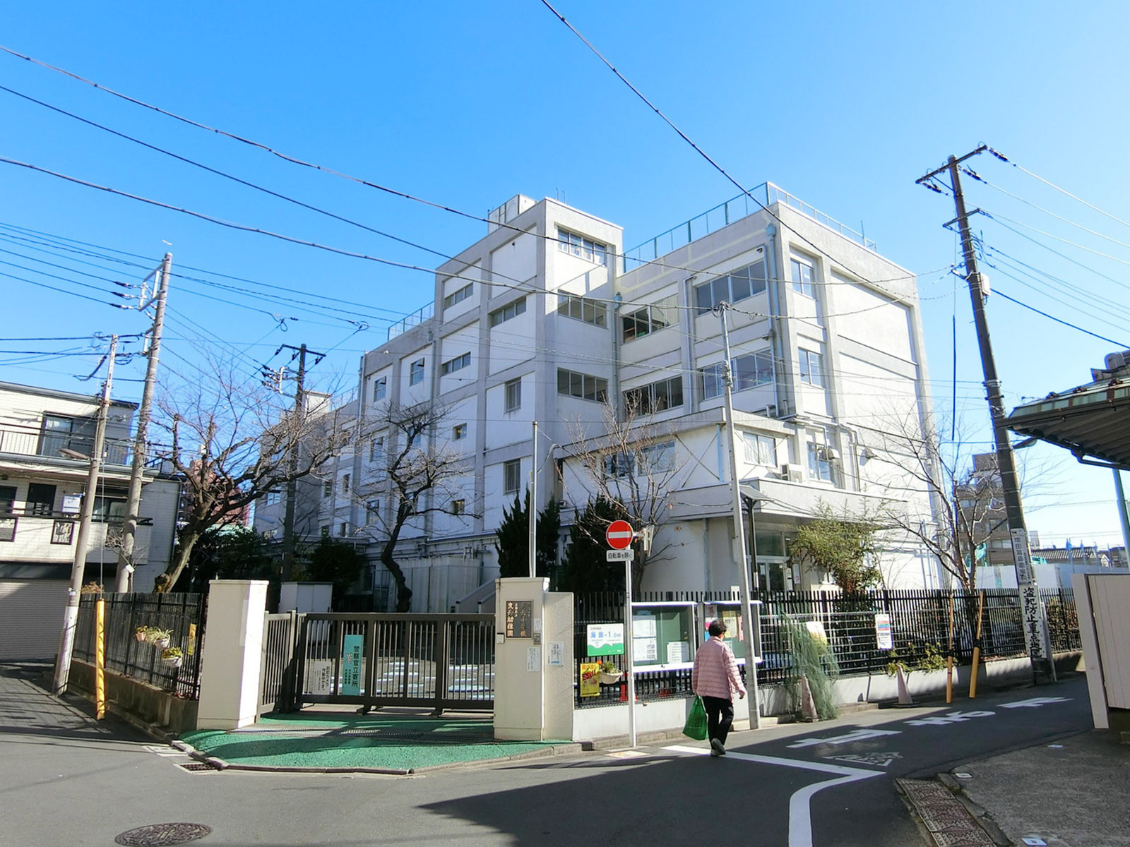 ビル前の墨田区立曳舟小学校